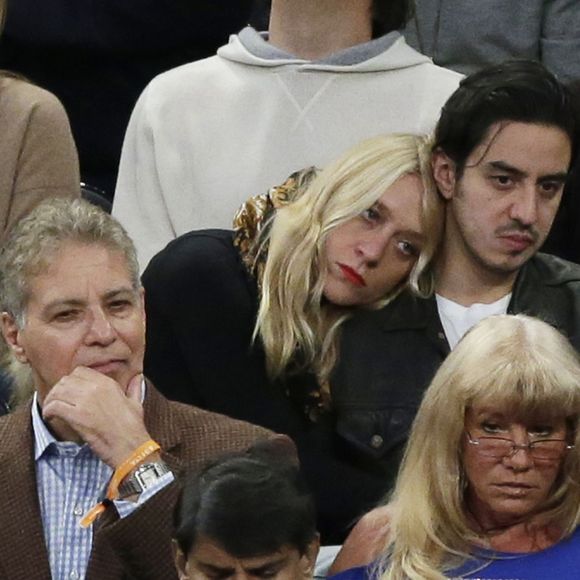 Chloe Sevigny et Ricky Saiz assistent au match de basket-ball qui oppose les Knicks de New York aux Heat de Miami Heat à Madison Square Garden, New York, le 27 novembre 2015
