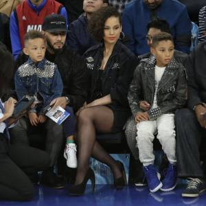 Alicia Keys, Swizz Beatz et leurs enfants assistent au match de basket-ball qui oppose les Knicks de New York aux Heat de Miami Heat à Madison Square Garden, New York, le 27 novembre 2015