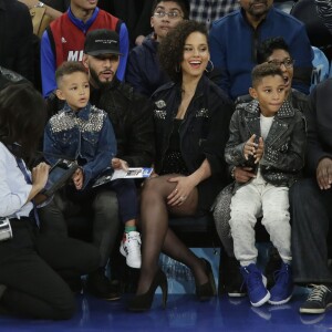 Alicia Keys, Swizz Beatz et leurs enfants assistent au match de basket-ball qui oppose les Knicks de New York aux Heat de Miami Heat à Madison Square Garden, New York, le 27 novembre 2015