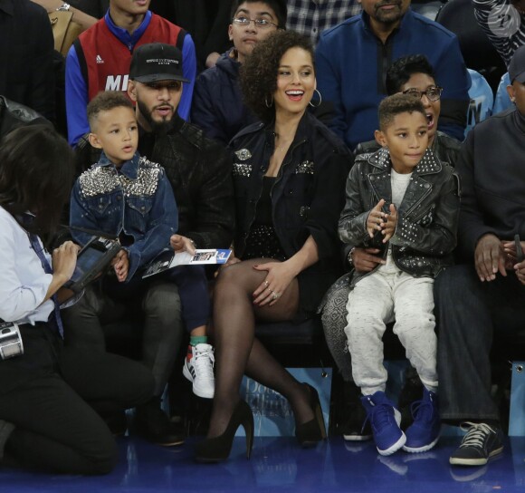 Alicia Keys, Swizz Beatz et leurs enfants assistent au match de basket-ball qui oppose les Knicks de New York aux Heat de Miami Heat à Madison Square Garden, New York, le 27 novembre 2015