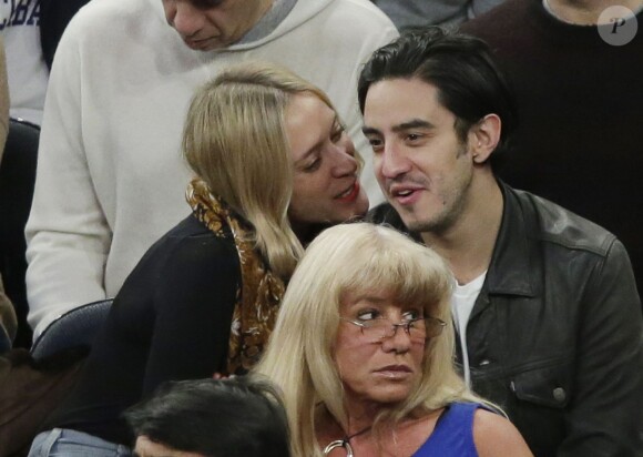 Chloe Sevigny et Ricky Saiz assistent au match de basket-ball qui oppose les Knicks de New York aux Heat de Miami Heat à Madison Square Garden, New York, le 27 novembre 2015