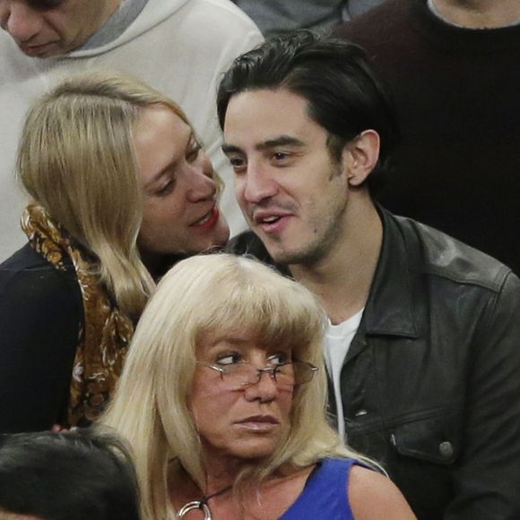 Chloe Sevigny et Ricky Saiz assistent au match de basket-ball qui oppose les Knicks de New York aux Heat de Miami Heat à Madison Square Garden, New York, le 27 novembre 2015