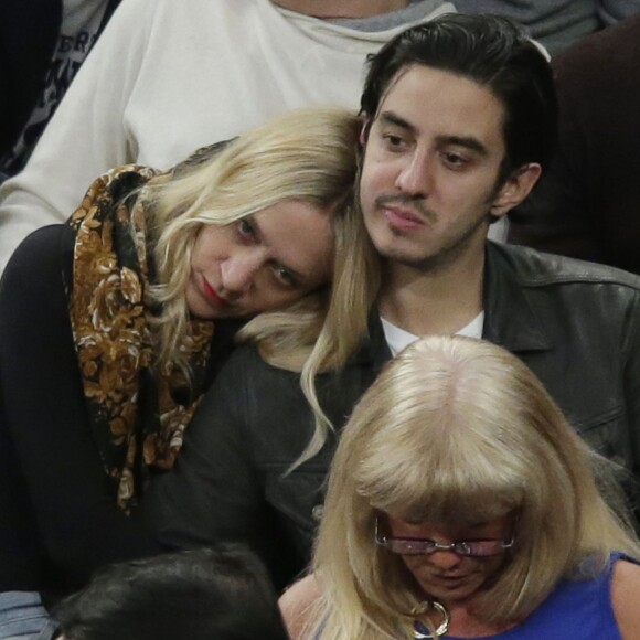 Chloe Sevigny et Ricky Saiz assistent au match de basket-ball qui oppose les Knicks de New York aux Heat de Miami Heat à Madison Square Garden, New York, le 27 novembre 2015