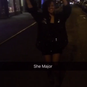 Alicia Keys danse dans les rues de New York, le 27 novembre 2015.