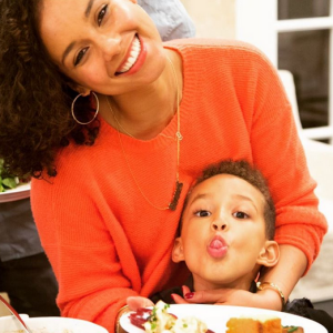 Alicia Keys et son fils Genesis le jour de Thanksgiving / photo postée sur Instagram au mois de novembre 2015.