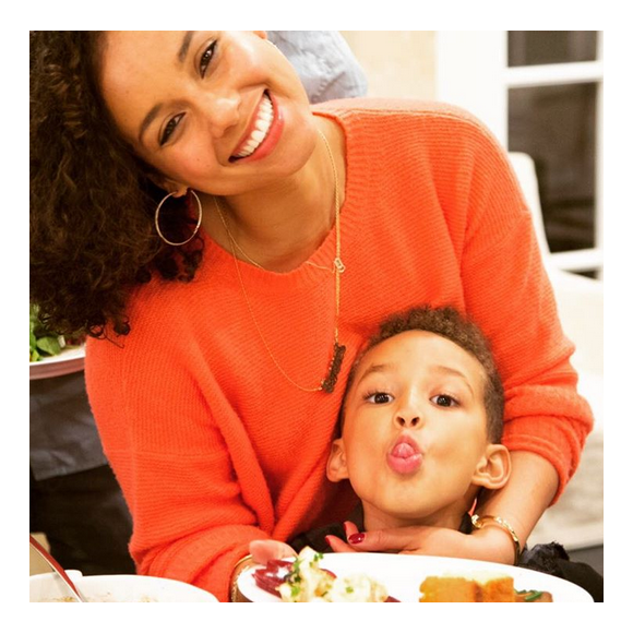 Alicia Keys et son fils Genesis le jour de Thanksgiving / photo postée sur Instagram au mois de novembre 2015.