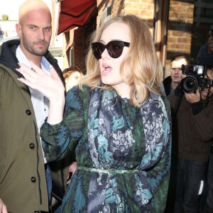 La chanteuse Adele rencontre ses fans dans la rue à New York, le 25 novembre 2015.