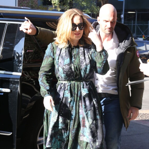 La chanteuse Adele rencontre ses fans dans la rue à New York, le 25 novembre 2015.