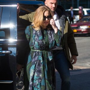 La chanteuse Adele rencontre ses fans dans la rue à New York, le 25 novembre 2015. E