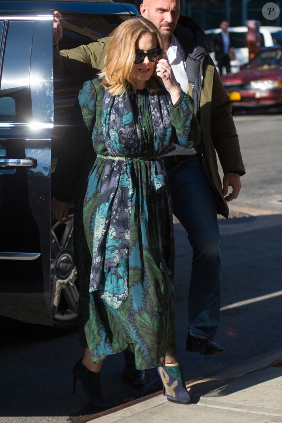 La chanteuse Adele rencontre ses fans dans la rue à New York, le 25 novembre 2015. E
