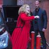 La chanteuse Adele salue ses fans habillée d'un manteau rouge au Joe's pub de New York le 20 novembre 2015 © CPA