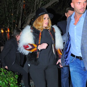 La chanteuse Adele quitte l'hôtel Waverly Inn de New York le 20 novembre 2015. Elle porte un gilet original fait de fourrure et de motifs colorés. © CPA/