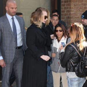 La chanteuse Adele signe des autographes dans la rue à New York le 17 novembre 2015.