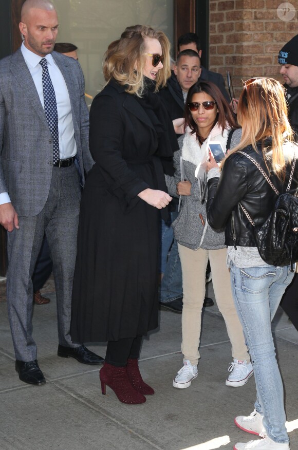 La chanteuse Adele signe des autographes dans la rue à New York le 17 novembre 2015.