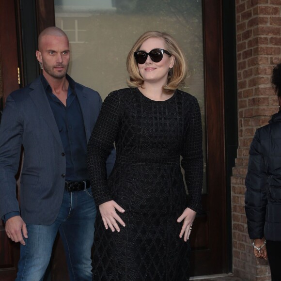 La chanteuse Adele salue ses fans à New York le 16 novembre 2015.