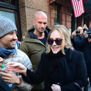 Adele fait du shopping et pause avec des fans dans le quartier de SoHo à New York, le 15 novembre 2015