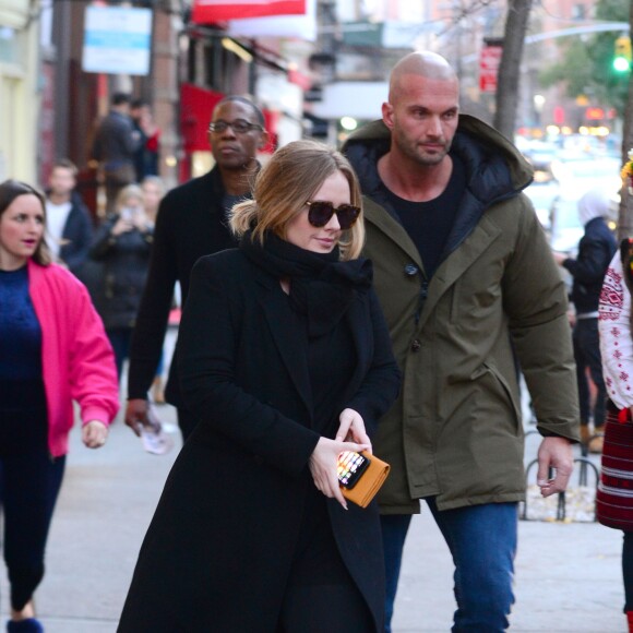 Adele fait du shopping et pause avec des fans dans le quartier de SoHo à New York, le 15 novembre 2015