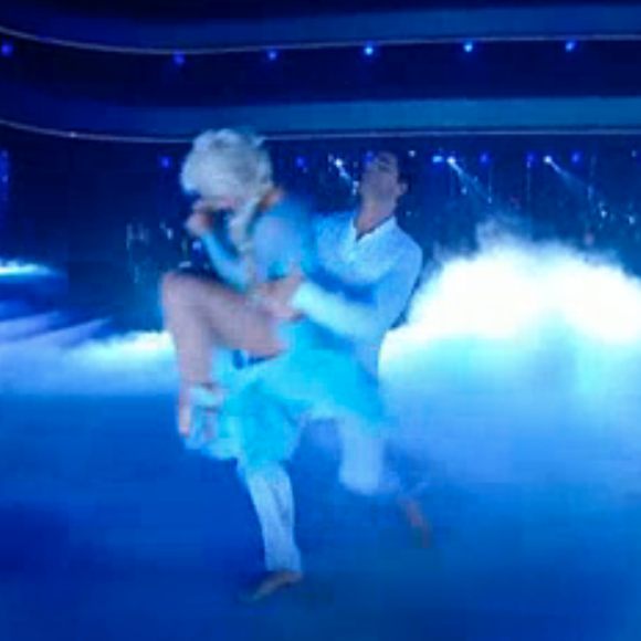 La chanteuse Priscilla Betti et son partenaire dans Danse avec les stars 6, le samedi 28 novembre 2015 sur TF1.