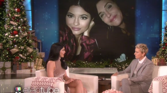Kylie Jenner évoque sa relation avec Caitlyn Jenner dans "The Ellen DeGeneres Show", le 30 novembre 2015.