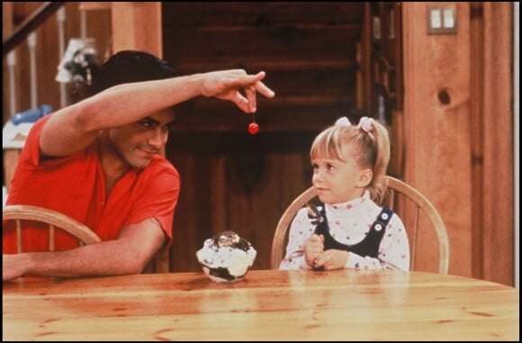 John Stamos et Mary-Kate Olsen dans la série la Fête à la maison, en 1990