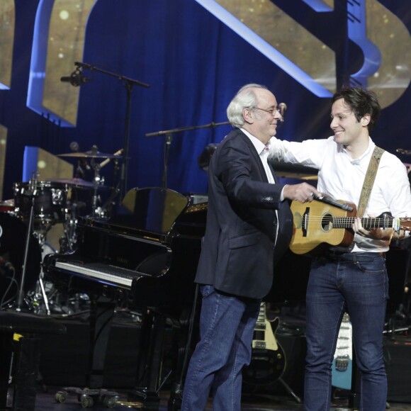 Maxime Le Forestier et Vianney sur scène - Cérémonie de remise des Grands Prix Sacem 2015 aux Folies Bergère à Paris le 30 novembre 2015. ©Veeren/Bestimage