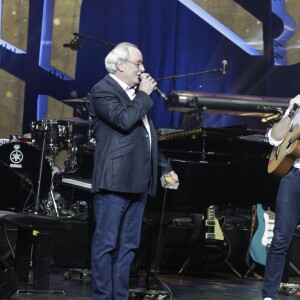 Maxime Le Forestier et Vianney sur scène - Cérémonie de remise des Grands Prix Sacem 2015 aux Folies Bergère à Paris le 30 novembre 2015. ©Veeren/Bestimage