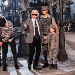 Karl Lagerfeld et Baptiste Giabiconi présentation de la collection Chanel Métiers d'Art Paris-Rome aux studios Cinecitta à Rome, le 1er décembre 2015