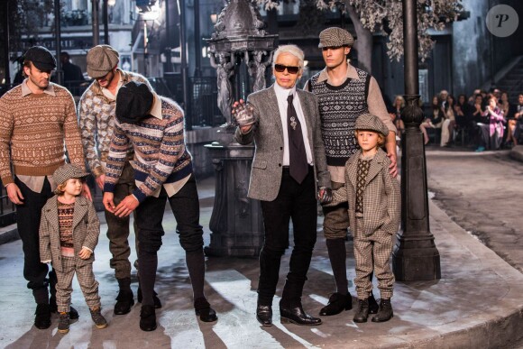 Karl Lagerfeld et Baptiste Giabiconi présentation de la collection Chanel Métiers d'Art Paris-Rome aux studios Cinecitta à Rome, le 1er décembre 2015