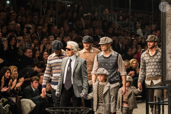 Karl Lagerfeld et Baptiste Giabiconi présentation de la collection Chanel Métiers d'Art Paris-Rome aux studios Cinecitta à Rome, le 1er décembre 2015