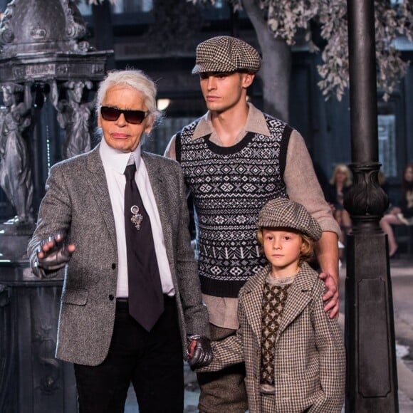 Karl Lagerfeld et Baptiste Giabiconi présentation de la collection Chanel Métiers d'Art Paris-Rome aux studios Cinecitta à Rome, le 1er décembre 2015