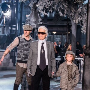 Karl Lagerfeld et Baptiste Giabiconi présentation de la collection Chanel Métiers d'Art Paris-Rome aux studios Cinecitta à Rome, le 1er décembre 2015