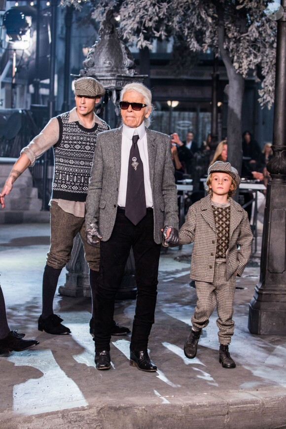 Karl Lagerfeld et Baptiste Giabiconi présentation de la collection Chanel Métiers d'Art Paris-Rome aux studios Cinecitta à Rome, le 1er décembre 2015