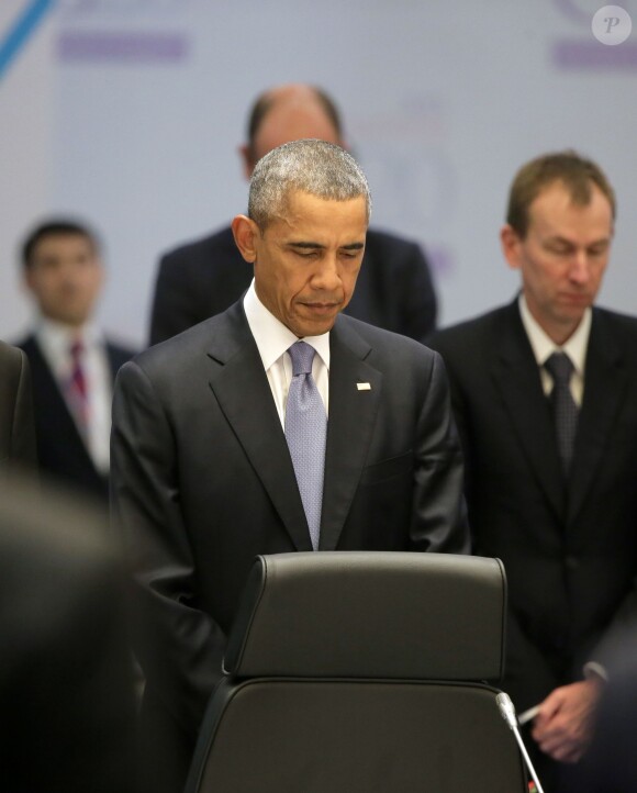 Barack Obama observe une minute de silence - Arrivées des responsables politiques mondiaux au sommet du G20 à Antalya le 15 novembre 2015