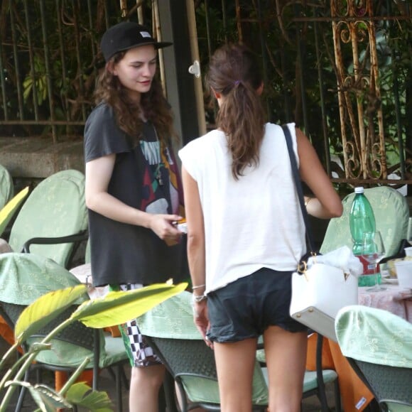 Coco Sumner, la fille de Sting, et l'actrice Alicia Vikander prennent un verre à Ischia en Italie le 16 juillet 2015.