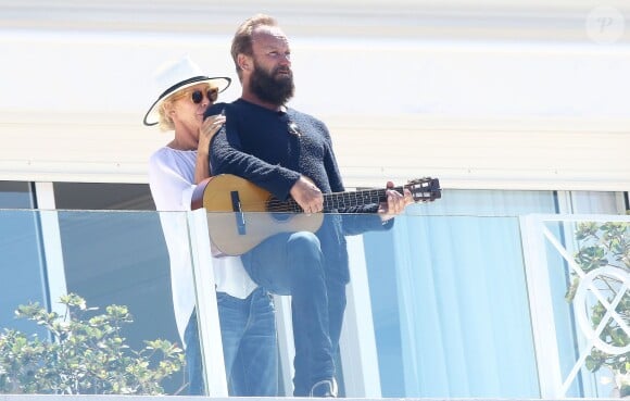 Sting et sa femme Trudie Styler passent leurs vacances à l'Eden Roc au Cap d'Antibes. Le chanteur profite de la sérénité de la terrasse de sa suite pour jouer de la guitare, ou faire ses exercices d'étirements. Le couple a ensuite rejoint des amis à bord du yacht C2 pour le déjeuner. Le 24 juin 2015
