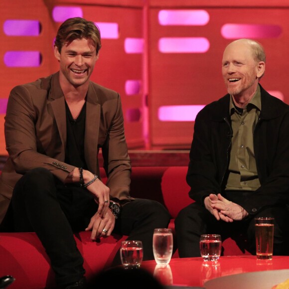 Chris Hemsworth, Ron Howard et Kevin Bridges lors de l'enregistrement du Graham Norton Show à Londres le 30 novembre 2015.