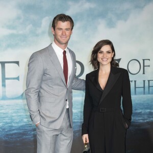 Chris Hemsworth et Charlotte Riley lors de la première européenne d'Au coeur de l'Océan à Leicester Square, Londres le 2 décembre 2015.