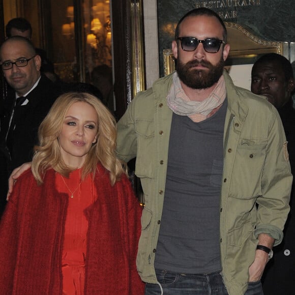 Kylie Minogue et son compagnon Joshua Sasse à Paris le 3 décembre 2015.