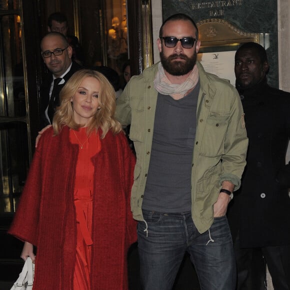 Kylie Minogue et son compagnon Joshua Sasse à Paris le 3 décembre 2015.