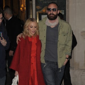 Kylie Minogue et son compagnon Joshua Sasse à Paris le 3 décembre 2015.