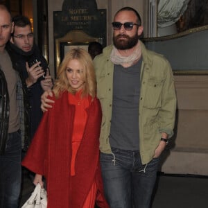 Kylie Minogue et son compagnon Joshua Sasse à Paris le 3 décembre 2015.