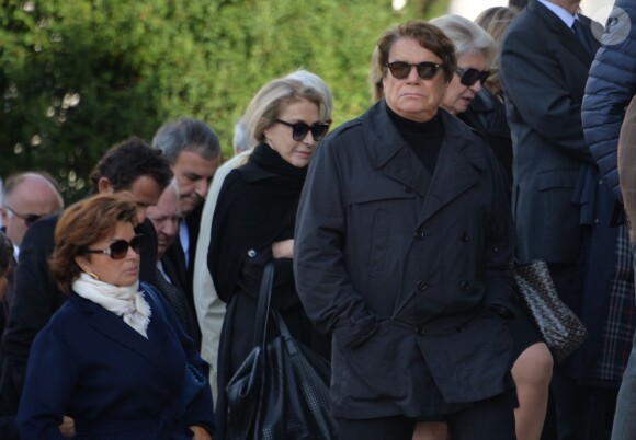 Bernard Tapie et sa femme Dominique aux obsèques de Jean-Noël Tassez, le compagnon de Charlotte Rampling, au crématorium du cimetière du Père-Lachaise à Paris, le 9 octobre 2015