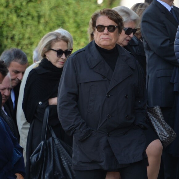 Bernard Tapie et sa femme Dominique aux obsèques de Jean-Noël Tassez, le compagnon de Charlotte Rampling, au crématorium du cimetière du Père-Lachaise à Paris, le 9 octobre 2015