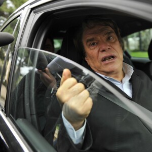 Bernard Tapie devant les bureaux de Nice-Matin à Nice, le 20 décembre 2012