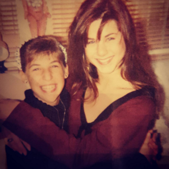 Mayim Bialik a posté sur Instagram une photo d'elle et de Jennifer Aniston à l'époque de la série Molloy, en 1990