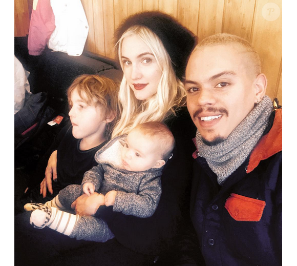 Ashlee Simpson et son mari Evan Ross, leur fille Jagger Snow et son fils Bronx Mowgli en vacances à Aspen / photo postée sur Instagram au mois de décembre 2015.