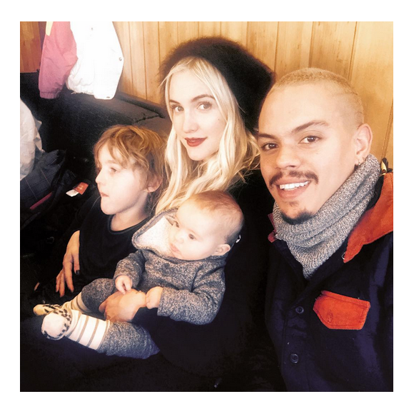 Ashlee Simpson et son mari Evan Ross, leur fille Jagger Snow et son fils Bronx Mowgli en vacances à Aspen / photo postée sur Instagram au mois de décembre 2015.