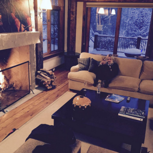Ashlee Simpson et sa fille Jagger Snow en vacances à Aspen / photo postée sur Instagram au mois de décembre 2015.