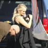 Exclusif - Ashlee Simpson et son mari Evan Ross prennent un jet privé à Van Nuys avec leur bébé Jagger le 21 novembre 2015. Exclusive - For Germany, please call for price Please Pixelate children face prior to publication New parents Ashlee Simpson and Evan Ross are spotted catching a private flight at the Van Nuys Airport in Van Nuys, California with their new baby Jagger on November 21, 2015. Missing from the family flight was Ashlee's son Bronx, who celebrated his 7th birthday yesterday.21/11/2015 - Van Nuys