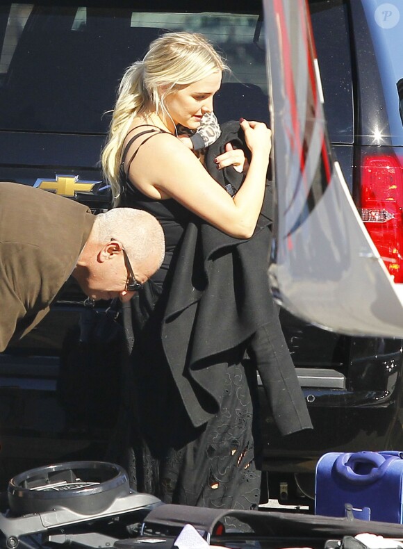 Exclusif - Ashlee Simpson et son mari Evan Ross prennent un jet privé à Van Nuys avec leur bébé Jagger le 21 novembre 2015. Exclusive - For Germany, please call for price Please Pixelate children face prior to publication New parents Ashlee Simpson and Evan Ross are spotted catching a private flight at the Van Nuys Airport in Van Nuys, California with their new baby Jagger on November 21, 2015. Missing from the family flight was Ashlee's son Bronx, who celebrated his 7th birthday yesterday.21/11/2015 - Van Nuys